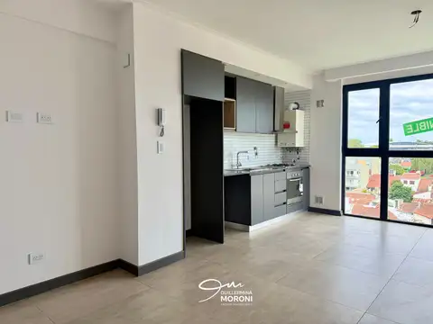 Departamento de tres ambientes a estrenar, al frente con balcón y espacio de cochera, Av. Paso 3500,