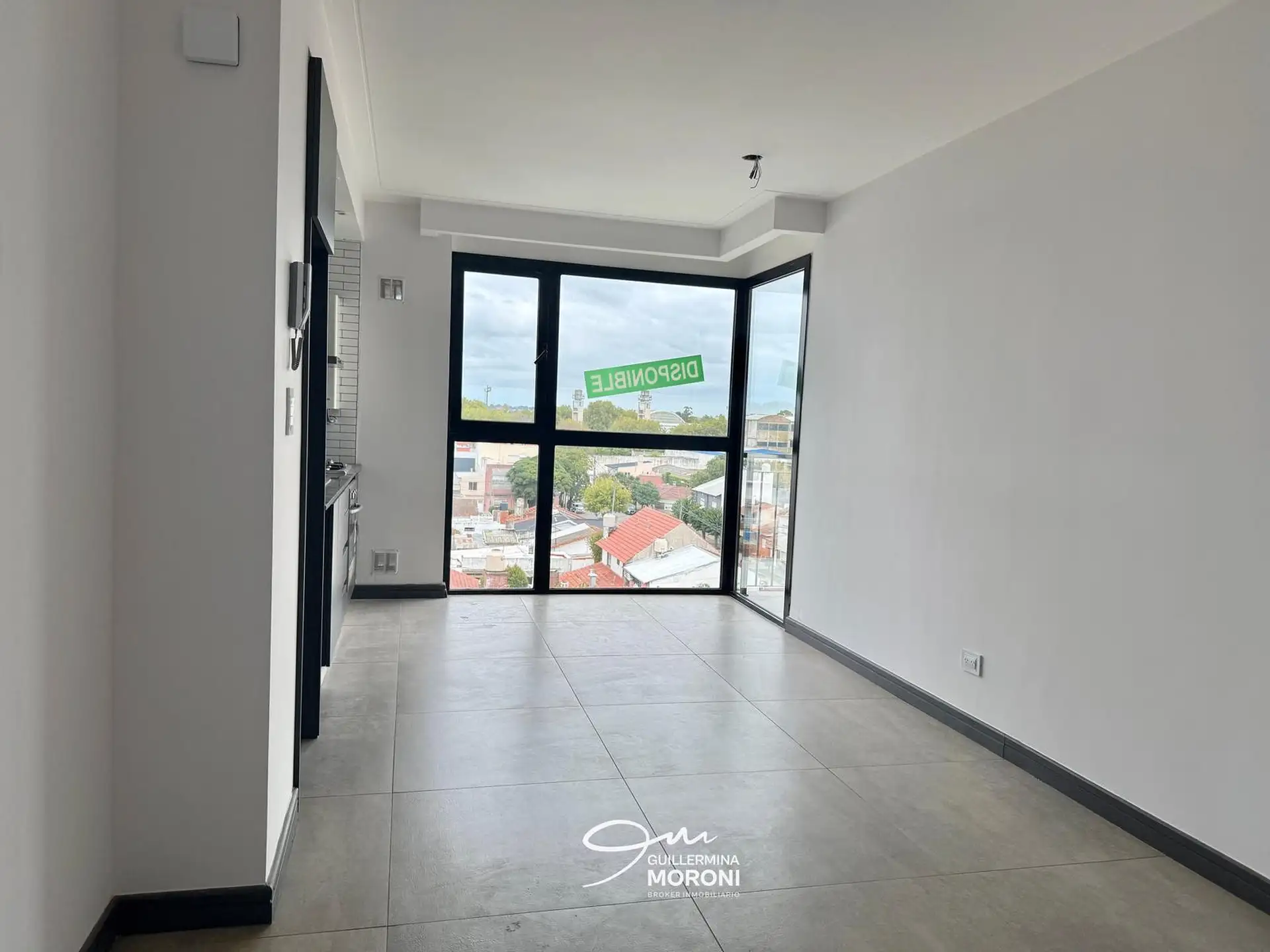 Departamento de tres ambientes a estrenar, al frente con balcón y espacio de cochera