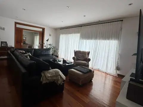 Casa en Alquiler con 7 cocheras