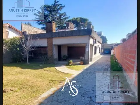Casa en Venta con 3 cocheras