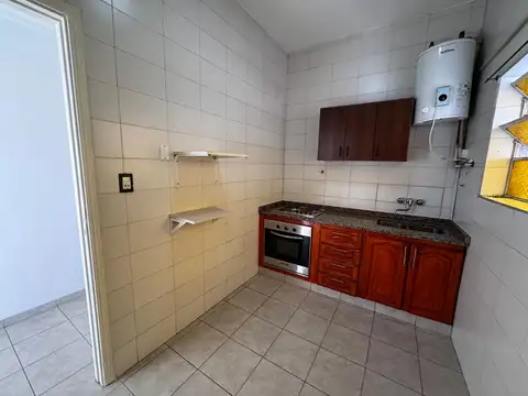Departamento de 3 ambientes frente a estación - Excelente estado