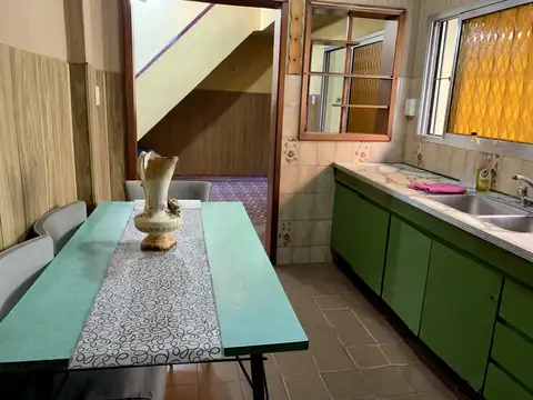 CASA DE 4 AMBIENTES CON GARAGE, QUINCHO Y TERRAZA EN PIÑEYRO