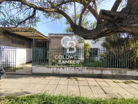 Casa con tres dormitorios , patio verde y cochera en barrio Santa Rita