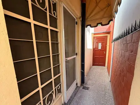 Casa 6 ambientes con 2 baños