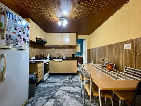 Casa 6 ambientes con 2 baños