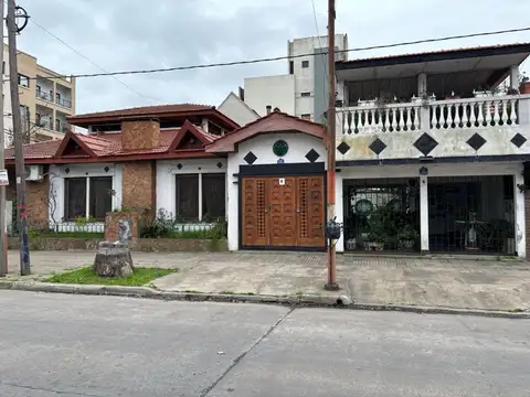 Casa en venta - 3 Dormitorios 3 Baños - Cochera - 200Mts2 - La Plata