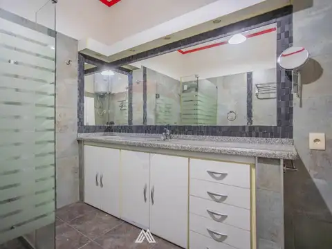 Casa 8 ambientes con 3 baños