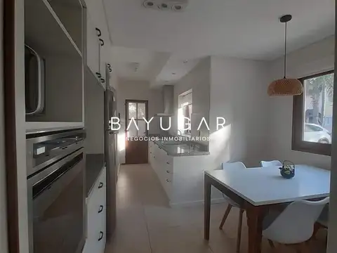 Casa 5 ambientes con 3 baños