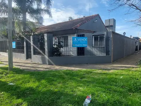 OPORTUNIDAD Casa de 4 ambientes, jardín patio, coch descub, terraza y parrilla
