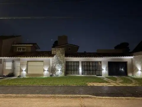 Casa en venta - 4 Dormitorios 2 Baños - Urca