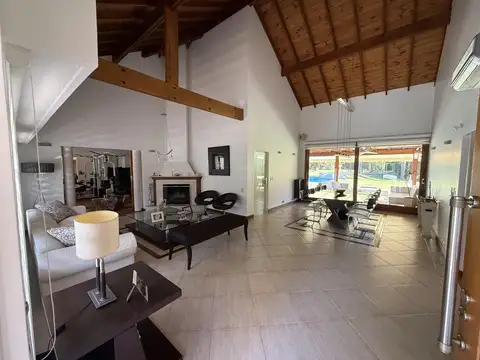 Casa en Venta con 8 cocheras