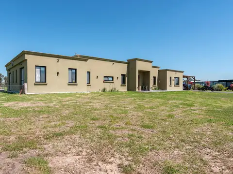 Venta Casa en Estancia Villa María, Canning. Venta o Permuta. Posibilidad de comprar lote anexo.