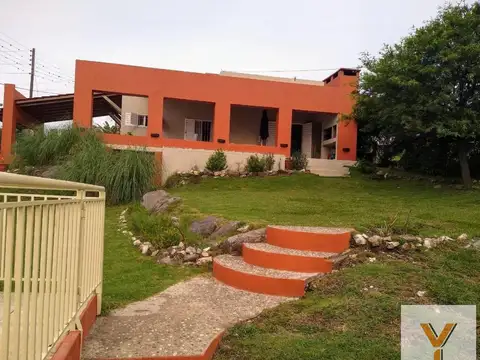 Casa en venta - 4 Dormitorios 3 Baños - Villa Carlos Paz