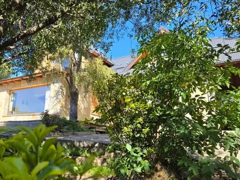 Casa en Alquiler con 4 cocheras