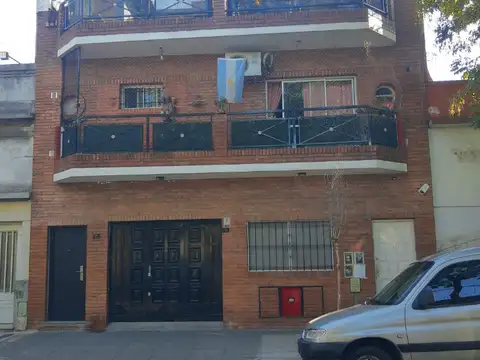 DEPARTAMENTO TIPO CASA, CON PATIO Y TERRAZA // DIVIDIDO EL LOTE EN 5 DEPARTAMENTOS//