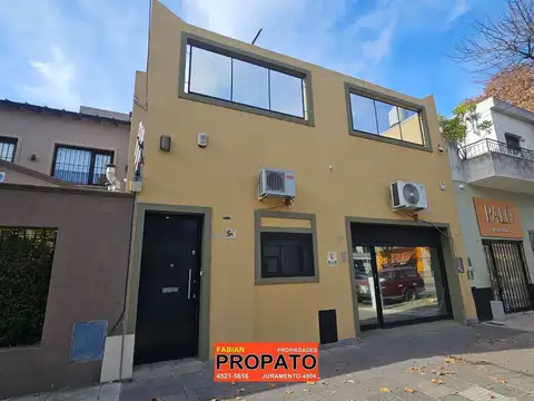 Local con vivienda en 2 plantas sobre lote propio de 8,66 x 20mts, 3 baños, gran terraza 
