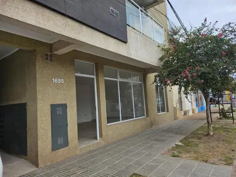 LOCAL con cochera  AMADO AUFRANCK 1655