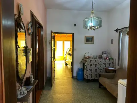 Casa 6 ambientes con 2 baños