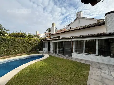 Casa de 2 plantas en venta, íntegramente refaccionada, en Punta Chica
