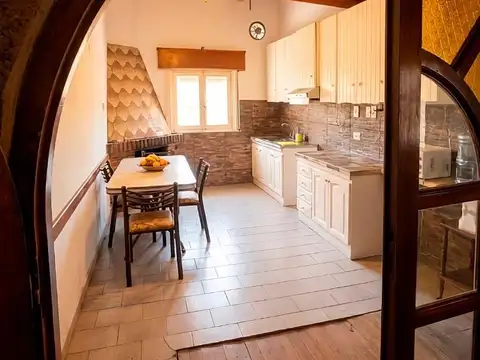Casa 7 ambientes con 4 baños