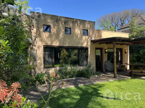 VENTA con Renta | Refinada CASA Moderna c/Bello Jardin | B.Priv Villa Bertha al 1100