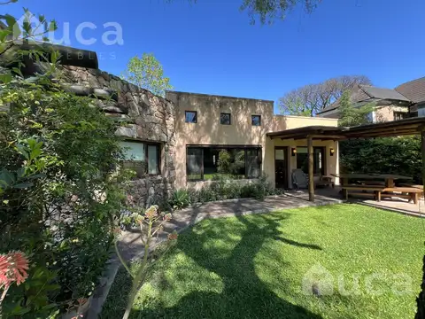ALQ y VENTA | Refinada CASA Moderna c/Bello Jardin | B.Priv Villa Bertha
