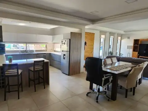 Casa 5 ambientes con 2 baños