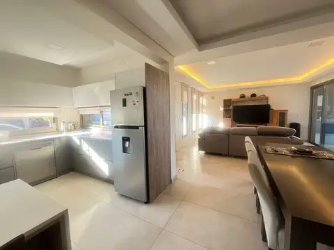 Casa en Venta con 3 cocheras