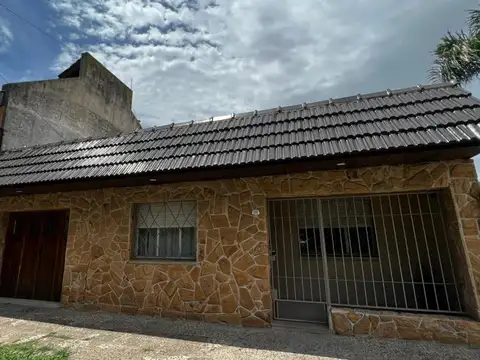 Casa en  venta, tres ambientes, garaje y patio.