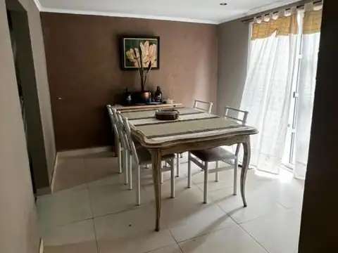 Casa en  venta, tres ambientes, garaje y patio.