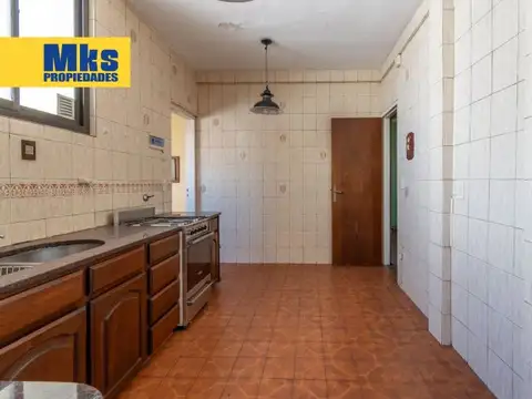 Descubrí un amplio 3 ambientes con dependencia y balcón aterrazado al frente.