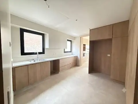 Casa 8 ambientes con 5 baños