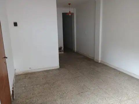 DEPARTAMENTO 3 AMBIENTES // PLANTA BAJA A LA CALLE// ESCUCHO OFERTAS /URGENTE//BAJAS EXPENSAS