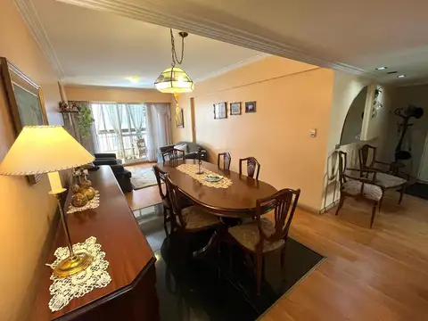 Amplio Departamento de 2 dormitorios con Cochera