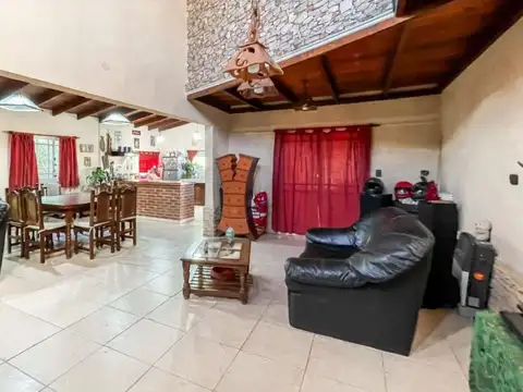 Casa en venta - 3 Dormitorios 2 Baños - Local - 4662Mts2 - Ensenada