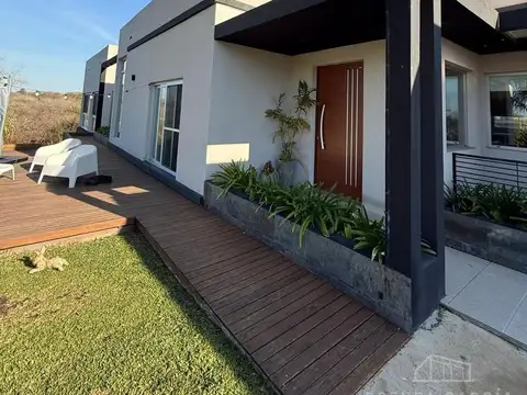 Casa 4 ambientes con 2 baños