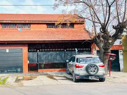 Casa en venta con garage y patio – Monte Chingolo, Lanús