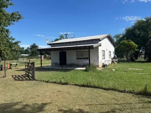 Casa amoblada en buen estado sobre amplio lote de 750 mts.