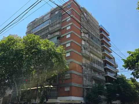 3 AMBIENTES AL FRENTE CON BALCÓN Y COCHERA DESCUBIERTA