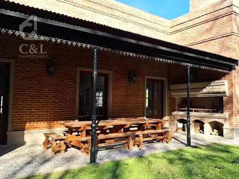 Casa 8 ambientes con 2 baños