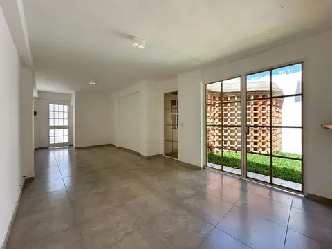 Casa de pasillo de 2 dormitorios con 2 baños y jardín en Arroyito