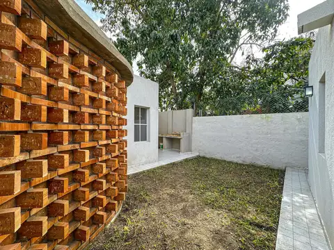 Casa de pasillo de 2 dormitorios con 2 baños y jardín en Arroyito