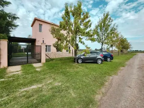 CASA CON PILETA EN ROLDAN