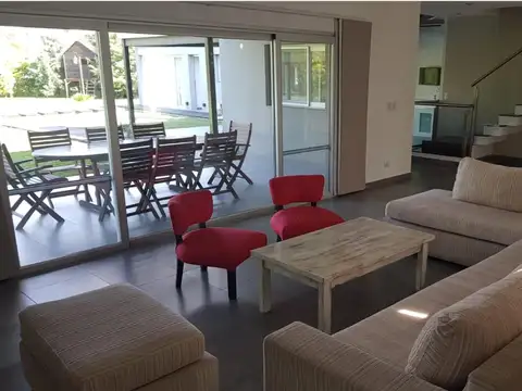 Casa 5 ambientes con 4 baños