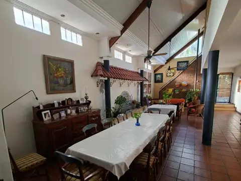 Casa de 8 ambientes, c/cochera, quincho y terraza