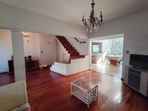 Casa 5 ambientes con 3 baños