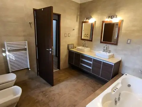 Casa en Alquiler con 1 cochera