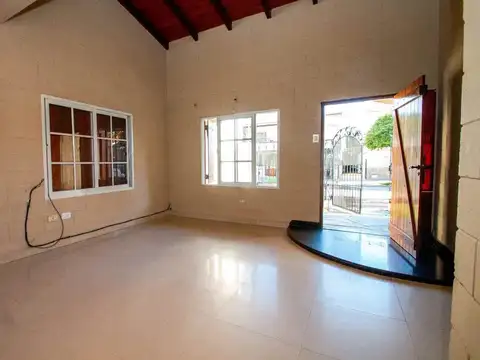Casa 5 ambientes con 1 baño