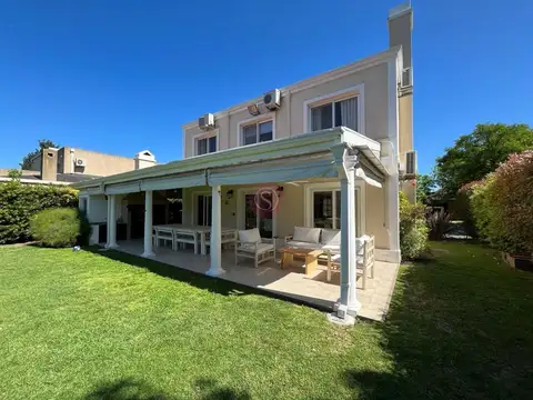 Casa Chalet  en Venta en Los Jazmines, Pilar del Este, Pilar