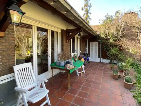 CASA A LA VENTA DE 4 AMBIENTES EN EL CORTIJO